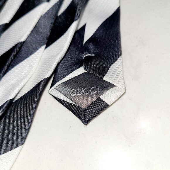 Gucci Handmade 100% Silk Italian Vintage 90's Striped Necktie Beetlejuice Tie - Picture 4 of 6